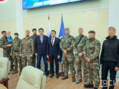 В Якутске бойцам СВО традиционно вручили якутские ножи