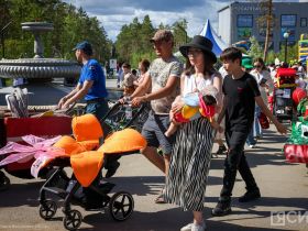 «Кындыкан, ракета и синий трактор»: в Якутске состоялся парад колясок