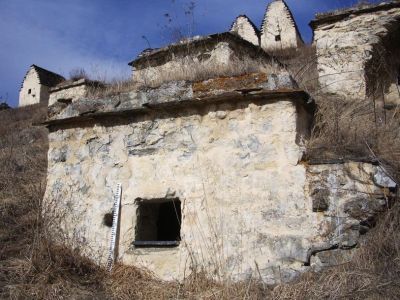 Склеп полуподземный с гладкой фасадной стеной 29