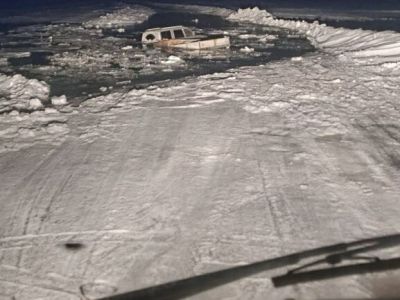 Два автомобиля провалились под лед в Якутии