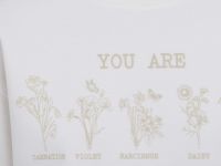 Молочный укороченный свитшот оверсайз с принтом Глория Джинс
