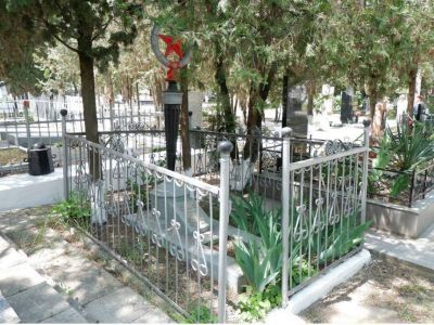 Надгробие над захоронением секретаря Корабельного райкома комсомола К.В. Гармаша (1914-31.05.1942)