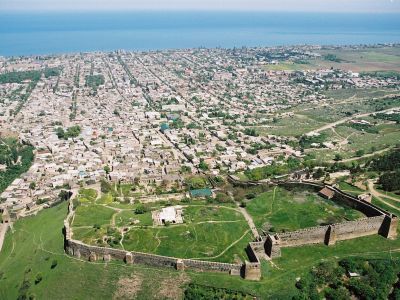 Достопримечательное место Цитадель и исторический город в крепостных стенах Дербента