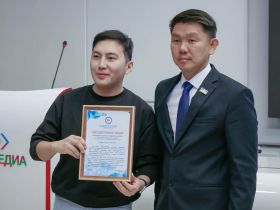 Награждены работники и ветераны отрасли связи в честь 95-летия якутского радио