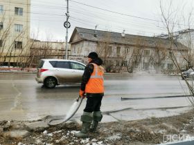 Городские службы Якутска сосредоточены на откачке талых вод из-под аварийных домов