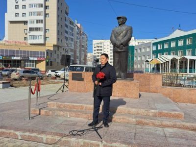 Руслан Платонов возложил цветы к памятнику Илье Винокурову