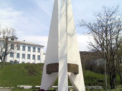 Братская могила советских воинов, павших в августе 1945 года в боях при освобождении Южного Сахалина от японских милитаристов