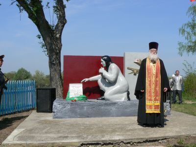 Братская могила 12 советских воинов, погибших в 1943 г. в бою с немецко-фашистскими захватчиками