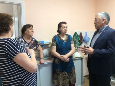 Пункт временного размещения граждан из ДНР и ЛНР посетил председатель Госкомобеспечения Якутии