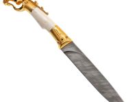 Подарочный нож Олень. Коллекция «Скифы», дамасская сталь с никелем, рукоять моржовый клык, гранат