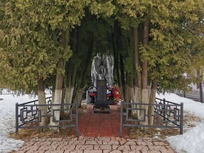 Братская могила советских воинов