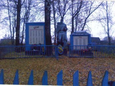 Братская могила советских воинов, погибших в 1943 г. в боях с немецко-фашистскими захватчиками при освобождении с. Покров