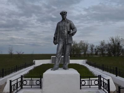 Братская могила рабочих и служащих завода "Красный Октябрь", погибших во время эвакуации