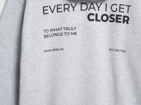 Худи с текстовым принтом, Серый