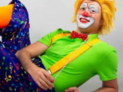 Клоун-дирижер и оркестр. Новогодний концерт