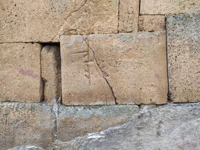 Граффити-строительный знак