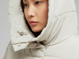 Утепленное пальто с капюшоном