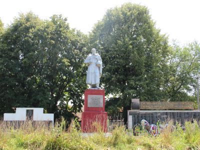 Обелиск с фигурой, в память павших односельчан в 1941-45гг.