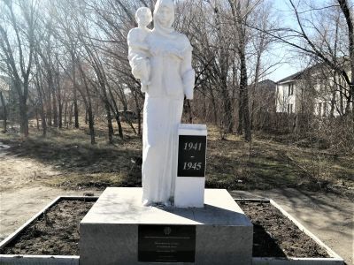 Памятник - скульптура "Скорбящая мать"