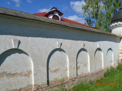 Стены ограды