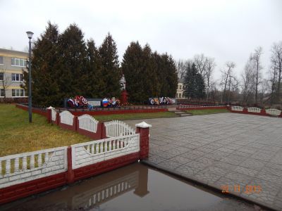 Братская могила советских воинов и партизан, погибших в 1941-1943 гг. при освобождении города и района от немецко-фашистских захватчиков. Захоронено 674 человека, в том числе Герои Советского Союза подполковник И.Н. Киреев,  подполковник П.Ф. Шевцов, бывш
