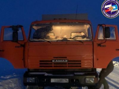 В Среднеколымском районе Якутии спасатели помогли в мороз двум дальнобойщикам