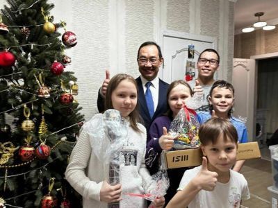 Глава Якутии подарил гитару и ноутбук детям из многодетной семьи