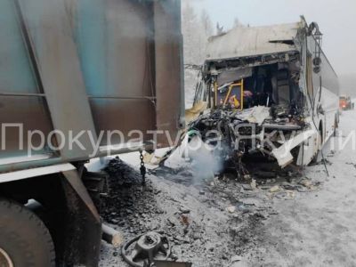 В Нерюнгринском районе столкнулись автобус и грузовик