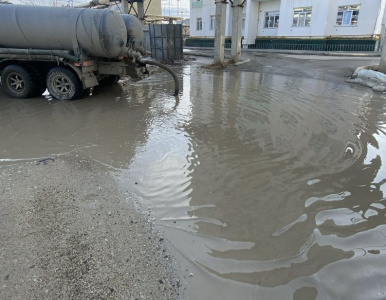 В связи с непогодой в Якутске усилили откачку воды с улиц / ЯСИА Якутск Якутск Республика Саха (Якутия)
