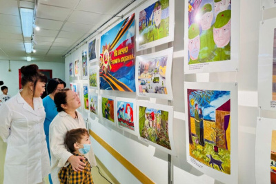В Национальном центре медицины Якутии открыли выставку картин юных художников / Саина Титова   