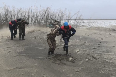 Охотники застряли на острове в Якутске во время ледохода / ЯСИА Якутск Якутск Республика Саха (Якутия)