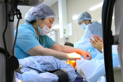 Вернуть зрение за день: офтальмологи прооперировали группу пациентов из Горного района / Саина Титова   