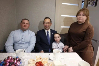 Семью участника СВО в поселке Усть-Нера навестил Айсен Николаев / ЯСИА   