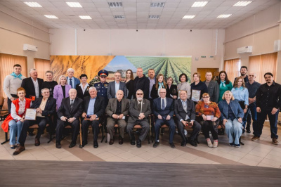 Секретарь СЖР Владимир Касютин вручил награды липецким журналистам /    