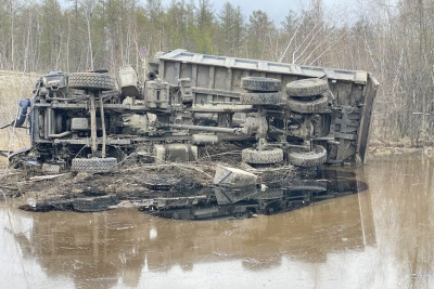 Водитель пострадал при опрокидывании большегруза в Намском районе / ЯСИА   
