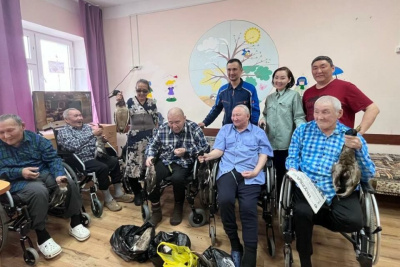 Работники Нюрбинского филиала ГУП «ЖКХ РС (Я)» передали весеннюю дичь постояльцам дома-интерната / ЯСИА   