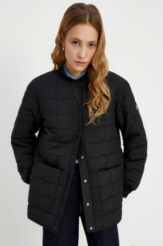 Утепленная куртка с накладными карманами