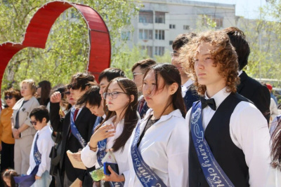 С окончанием учебного года поздравил выпускников двух школ Якутска Кирилл Бычков / ЯСИА   