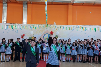 Сергей Местников поздравил с последним звонком выпускников «Айыы кыhата» / ЯСИА   