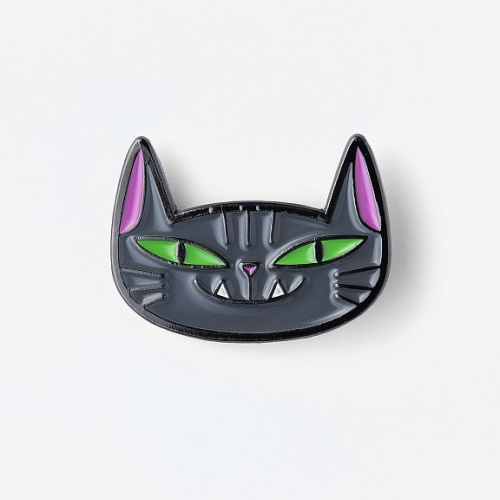 Значок эмалированный "Кошка с клыками"