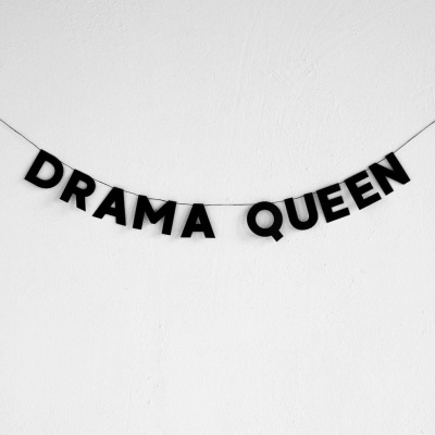 Гирлянда "DRAMA QUEEN"
