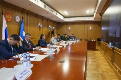 Джулустан Борисов провел совещание с представителями компании «Газпромнефть-Заполярье» / ЯСИА   