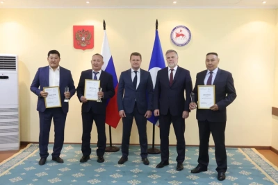 Алексей Чекунков вручил «Звезду Дальнего Востока» якутским компаниям / ЯСИА Якутск Якутск Республика Саха (Якутия)