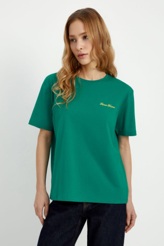 Базовая футболка прямого кроя