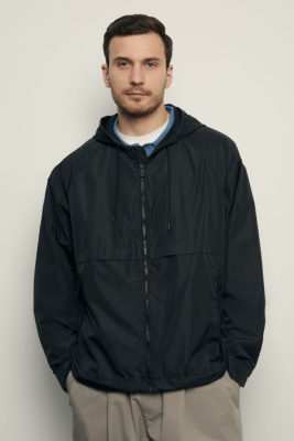 Ветровка с капюшоном