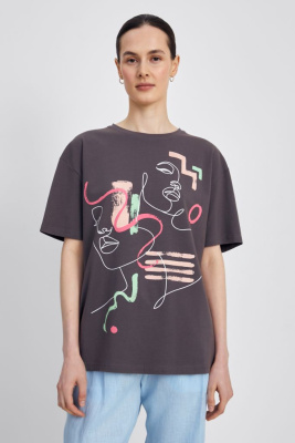 Футболка с абстрактным принтом