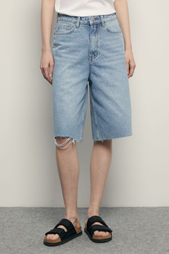 Джинсовые шорты с потертостями