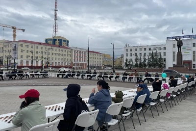 На площади Республики состоялся сеанс одновременной игры по русским шашкам / ЯСИА   