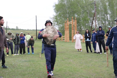 Монгольский спортсмен победил в перетаскивании 130-килограммового камня на Ысыахе мадьыны / Дьулустаан Сергеев   