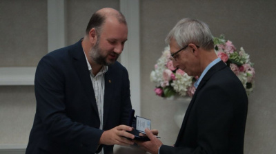 Секретарь СЖР Роман Серебряный вручил награды Союза редакции газеты «Советский Сахалин» /    